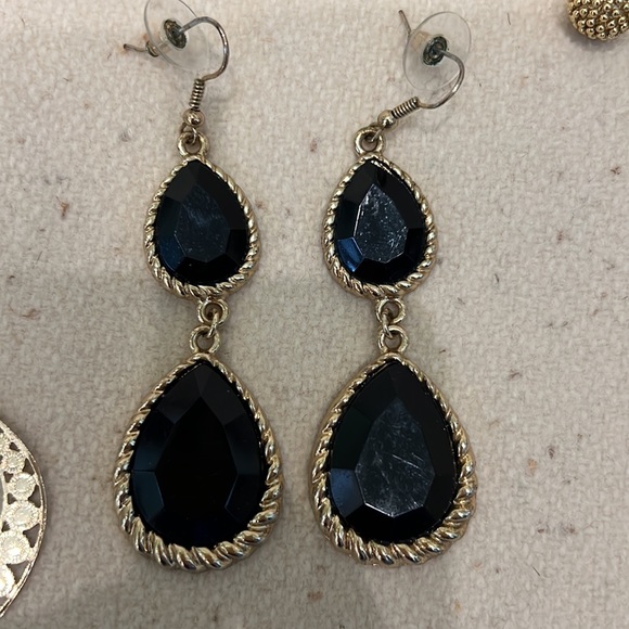 4 pairs of light weight earrings in EXCELLENT condition. - Picture 3 of 4